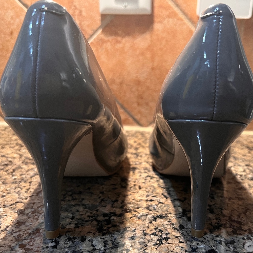 Steve Madden Grey Patent Leather Getta Pump - Size 7.5 - Picture 6 of 11